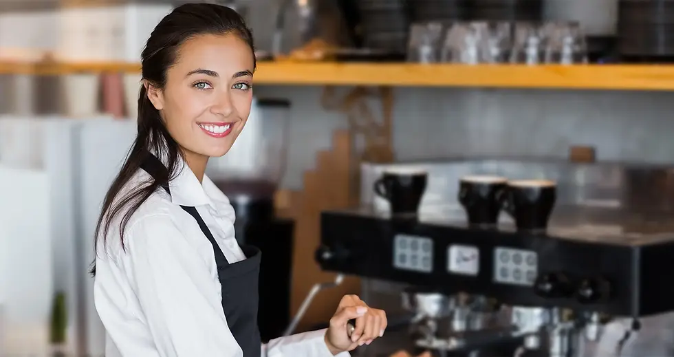 Leende servitris använder kaffemaskin leasad med Nexa