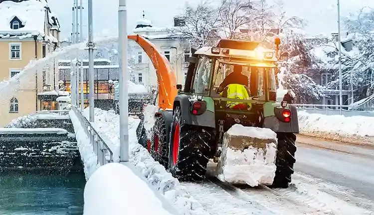 Traktor med snöslunga