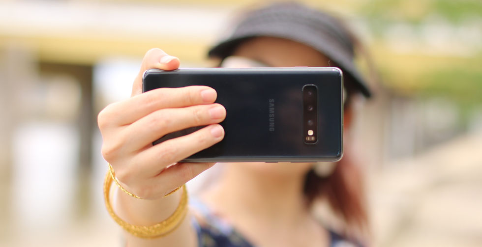 Femme qui prend un selfie