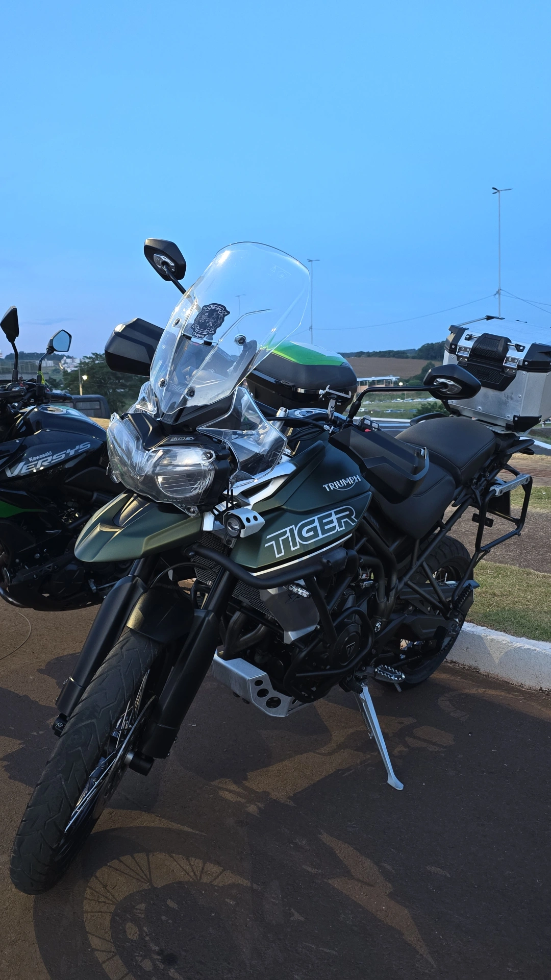 Capa: 🏍️🚗🤠 QUE ENCONTRO INESQUECÍVEL NO SALOON! 🔥