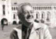 Rouben Melik souriant devant un batiment