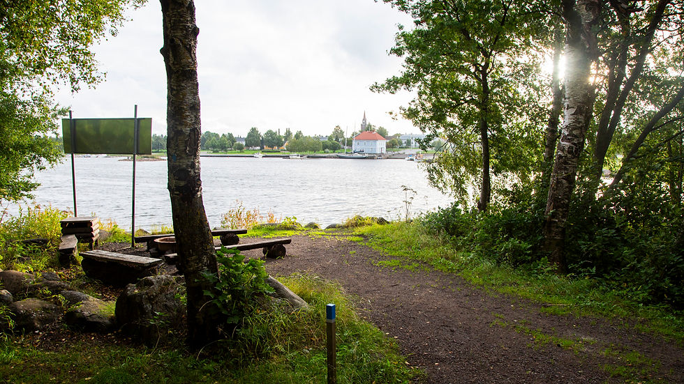 Nuotiopaikka Raahen Fantissa. Taustalla Pakkahuoneen museo.