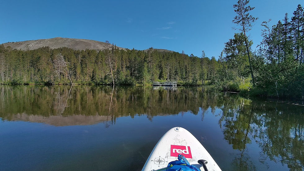 Kesänkijärven taustalla Kesänkitunturi