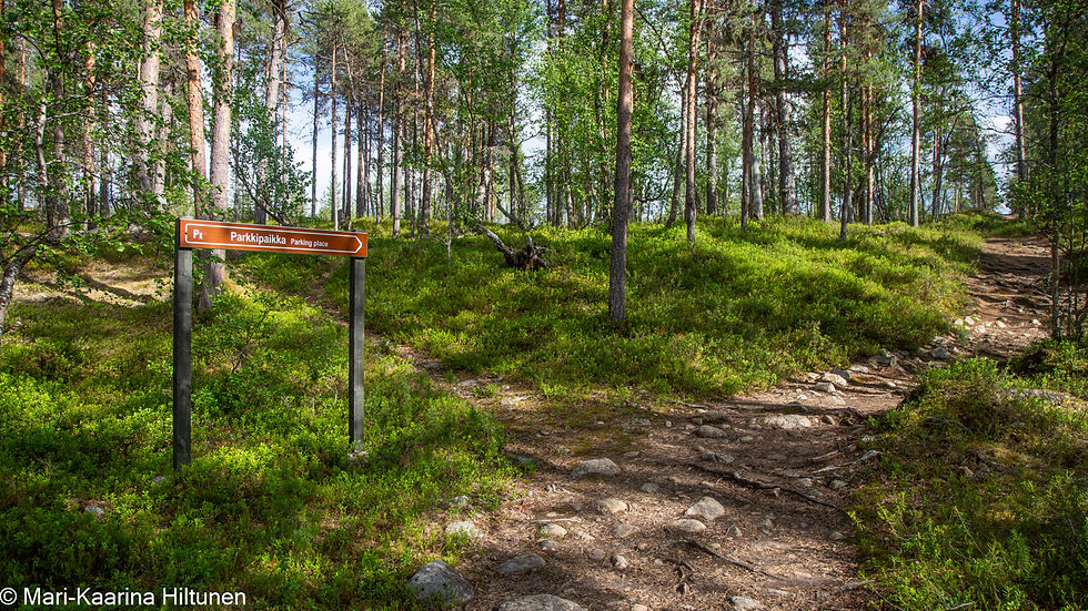 Parkkipaikan viitta Joenkielisen reitin varrella