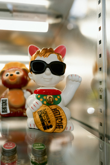 cool lucky cat princess diana sunglasses blonde hair ichihiku ex atm store in harajuku shibuya tokyo