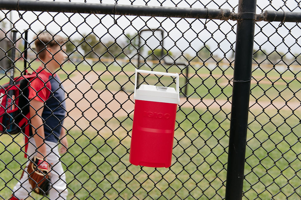 الصورة المصغرة: Igloo 1 Gallon Sports Beverage Jug with Hooks - Red