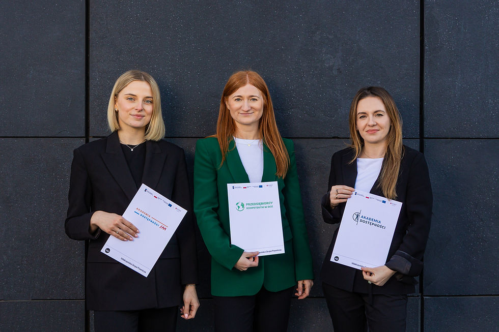 Ekspertki WGPR z folderami poszczególnych projektów