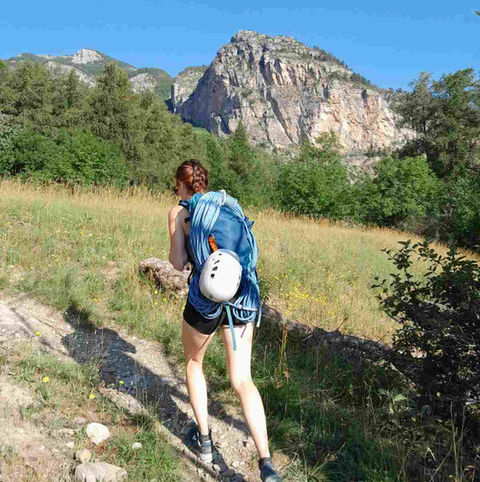 Grimpeuse sur un chemin de randonné des Dentelles de Monmirail