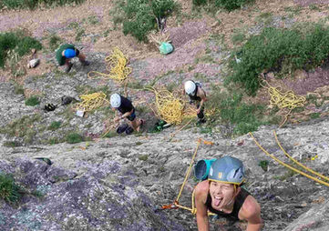 participante apprenant les bases de l’escalade en falaise