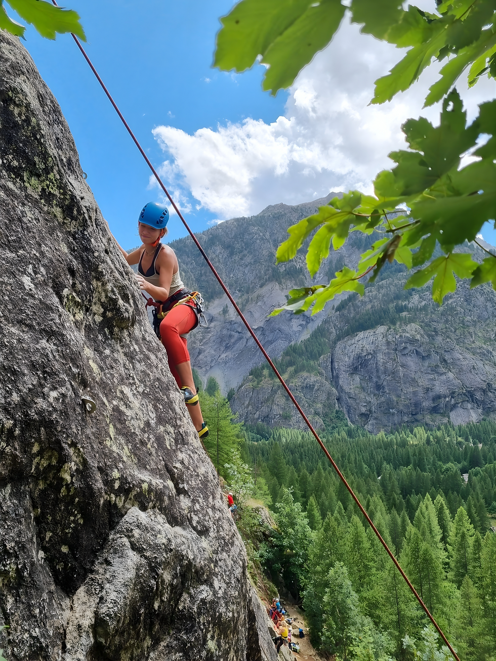 Grimpeuse sur rocher Calcaire en séjour d'escalade avec UnCol'UnPic