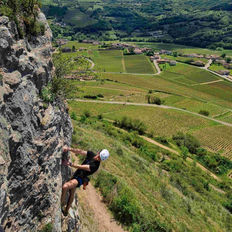 Grimpeuse devant le panorama Bourgogne stage escalade
