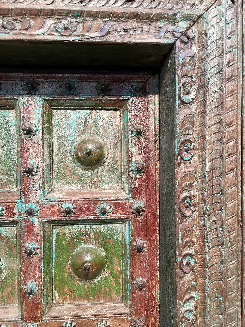 Miniature : Inde, Rajasthan. Grande porte de palais en teck et bronze.