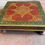 Miniature : Inde Rajasthan, ancienne table Basse à thé. Bois de teck avec un décors peint tr