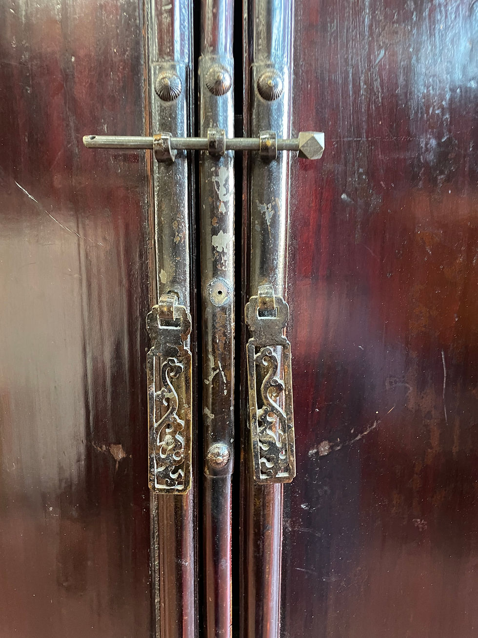 Miniature : Chine, 18ème. Armoire / cabinet 2 corps en laque aubergine d'origine