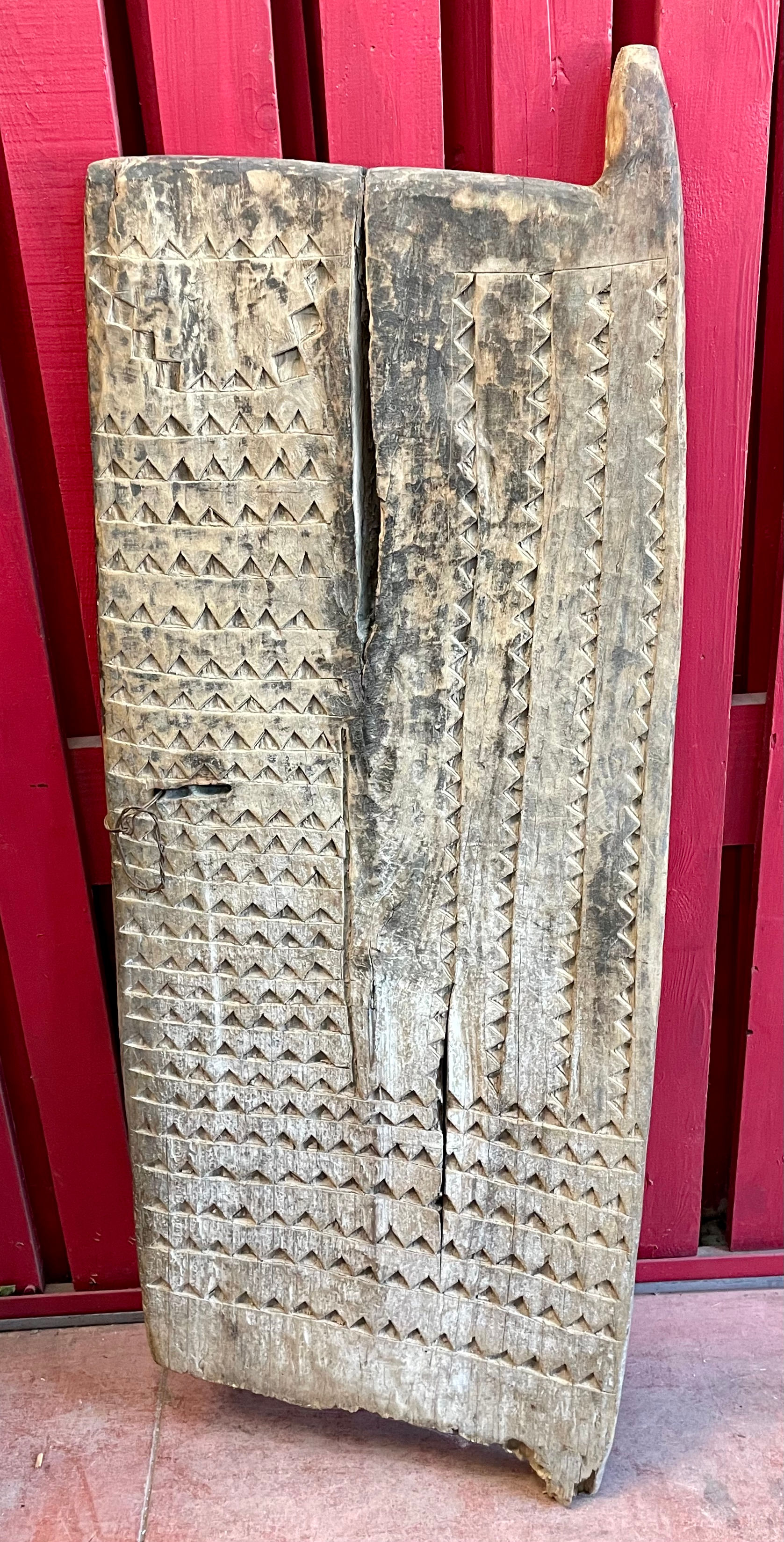 Ancienne Porte Tsonga en bois érodé. Fin du XIXe siècle