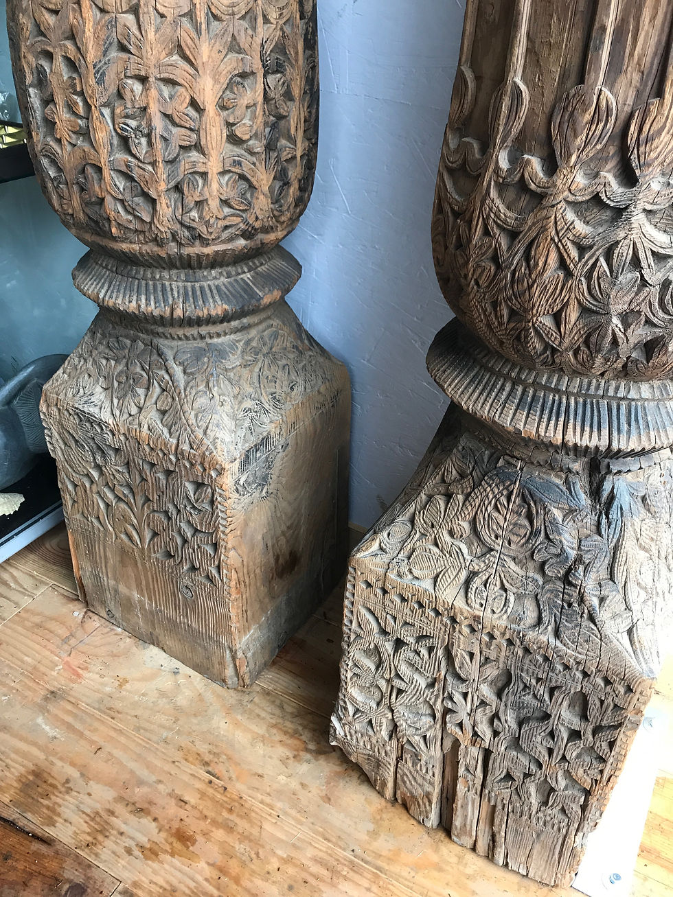 Miniature : PAIRE DE COLONNES en cèdre de l'HIMALAYA, PAKISTAN, VALLÉE DE SWAT
