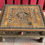 Miniature : Inde. Table basse en bois de teck massif sculptée main.