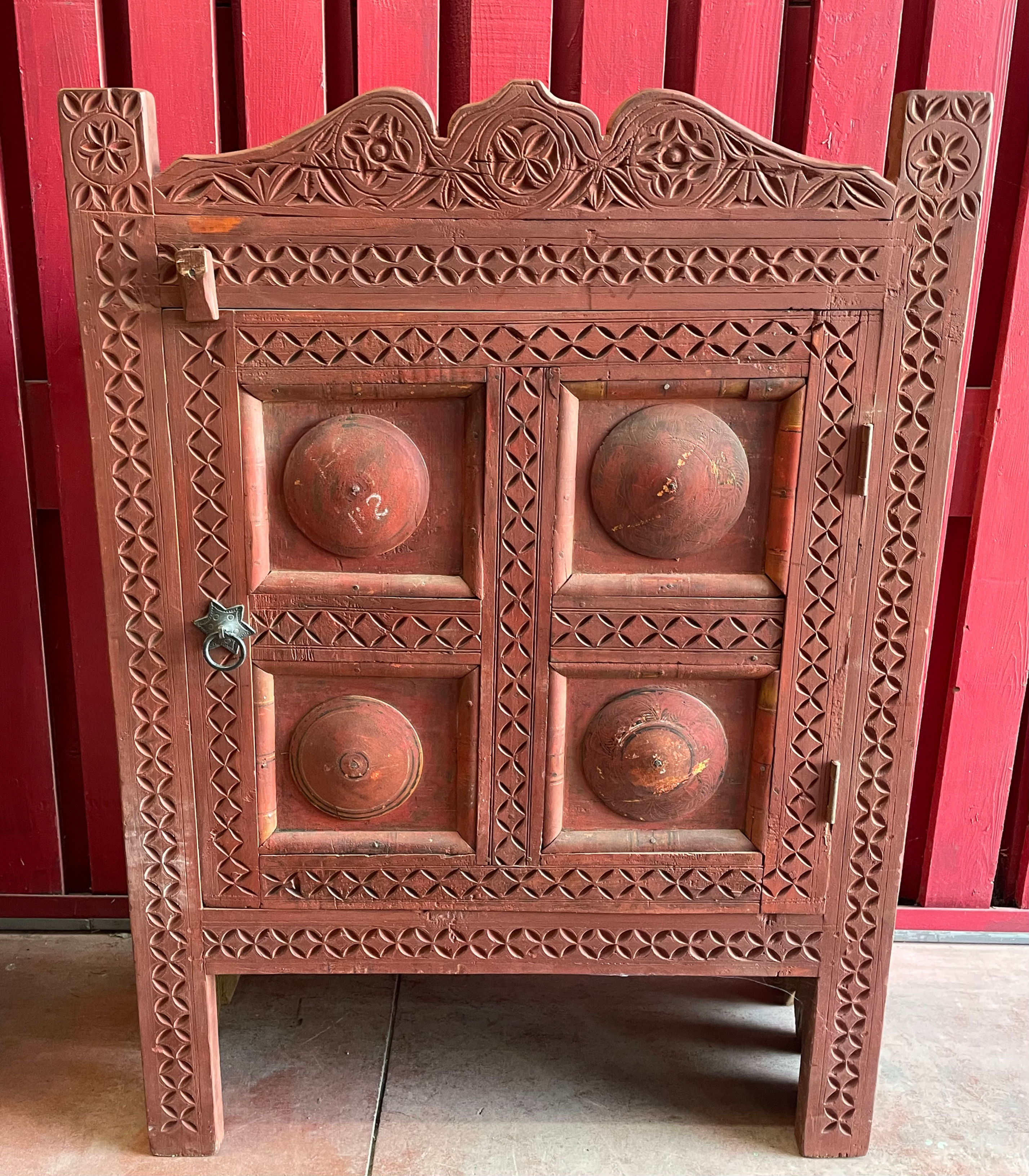 Pakistan, Penjab. Petite Bonnetière traditionelle 1 porte en bois de cèdre peint