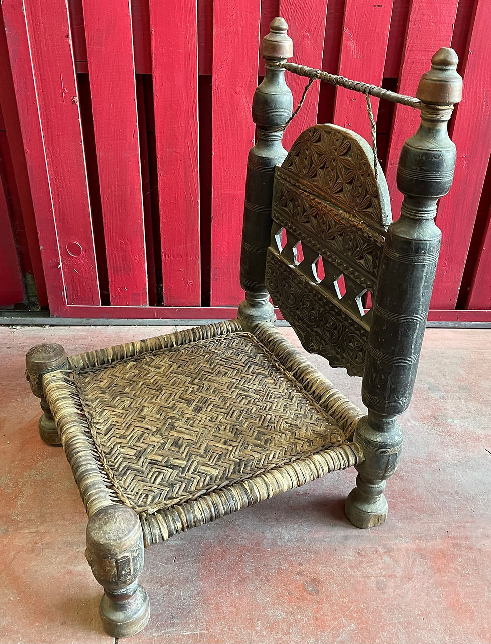 Miniature : Pakistan, Vallée de Swat. Chaise basse sculptée en bois de noyer