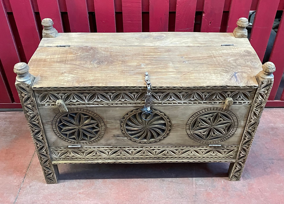 Pakistan, Vallée de Swat. Ancien Coffre de mariage en bois de cèdre.