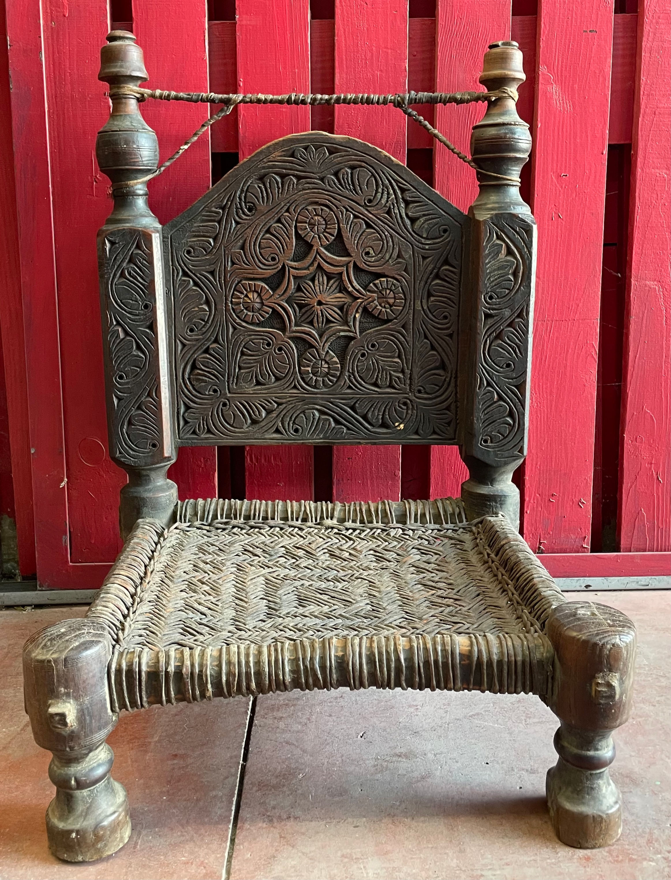 Pakistan, Vallée de Swat. Chaise basse sculptée en bois de noyer