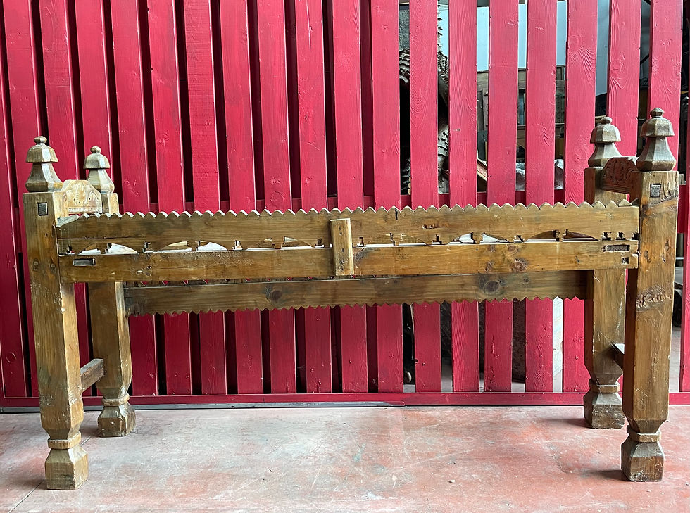 Miniature : Afghanistan, un ancien porte jarres  en bois de cèdre, milieu 19éme