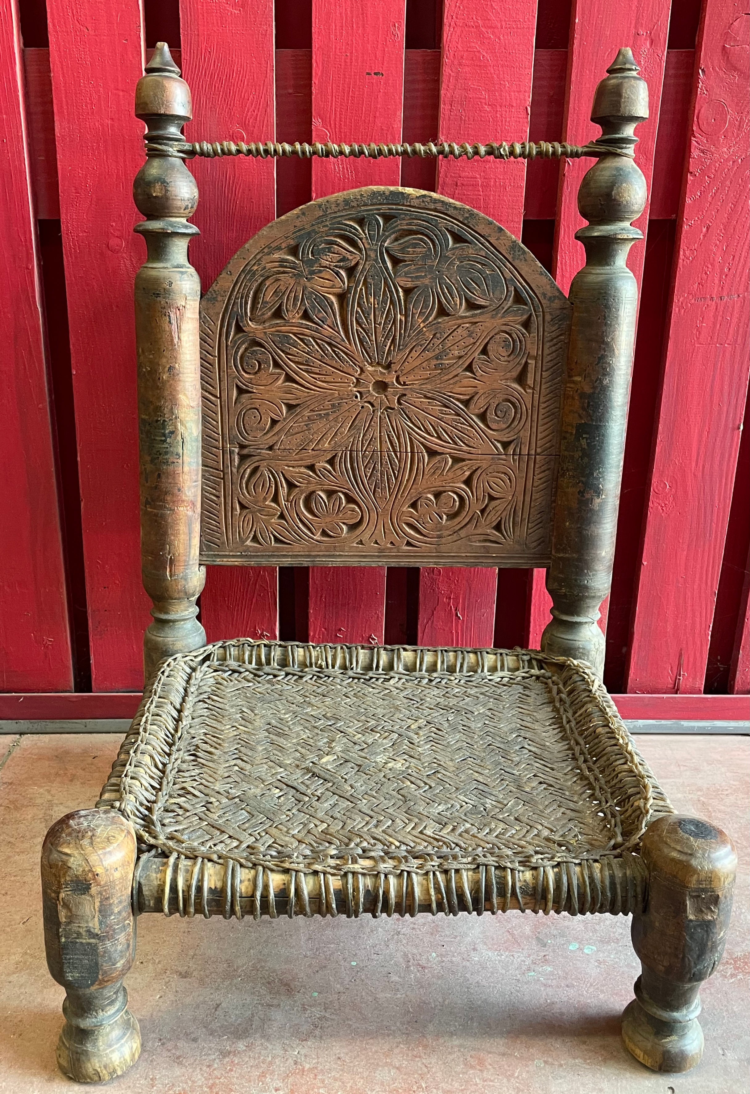 Pakistan, Vallée de Swat. Chaise basse sculptée en bois de noyer