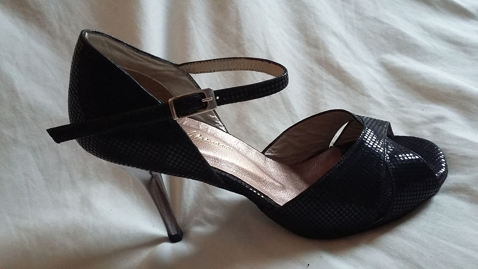 SIZE 3, Heel 3.5 inch.