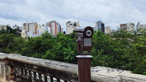 Lunetas para observação da paisagem urbana foram reinstaladas na Rua Sapucaí