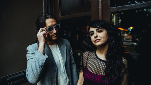 Entre sintetizadores e sentimentos: Izza n Evan estreia com o single “No Lies”