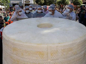 Produtores querem bater recorde do maior queijo do mundo em Ipanema