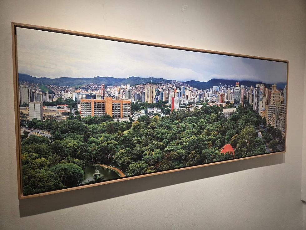 A exposição Urbano | Humano, na Galeria de Artes Gilda Queiroz, propõe um olhar sensível e contemporâneo sobre a relação entre o ser humano e a cidade. Reunindo fotógrafos de diferentes gerações e técnicas, a mostra apresenta imagens que transitam entre o concreto urbano, a subjetividade e o cotidiano das metrópoles. Com registros de Belo Horizonte e cidades internacionais, a exposição convida à reflexão sobre convivência, memória e vida coletiva no espaço urbano.