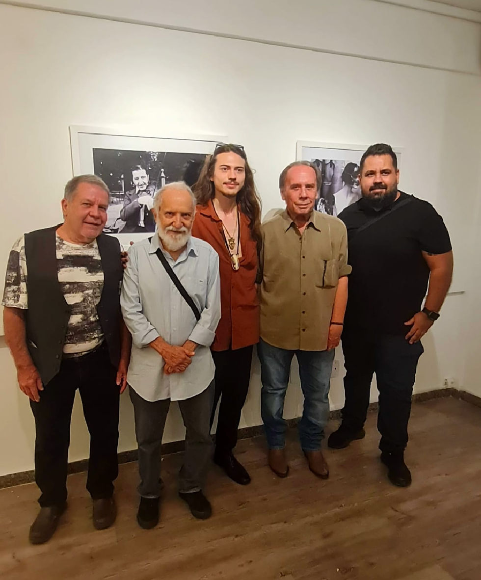 A exposição Urbano | Humano, na Galeria de Artes Gilda Queiroz, propõe um olhar sensível e contemporâneo sobre a relação entre o ser humano e a cidade. Reunindo fotógrafos de diferentes gerações e técnicas, a mostra apresenta imagens que transitam entre o concreto urbano, a subjetividade e o cotidiano das metrópoles. Com registros de Belo Horizonte e cidades internacionais, a exposição convida à reflexão sobre convivência, memória e vida coletiva no espaço urbano.