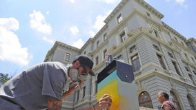 Lixeiras da Praça da Liberdade são revitalizadas por artistas