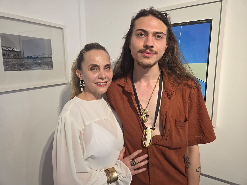 A exposição Urbano | Humano, na Galeria de Artes Gilda Queiroz, propõe um olhar sensível e contemporâneo sobre a relação entre o ser humano e a cidade. Reunindo fotógrafos de diferentes gerações e técnicas, a mostra apresenta imagens que transitam entre o concreto urbano, a subjetividade e o cotidiano das metrópoles. Com registros de Belo Horizonte e cidades internacionais, a exposição convida à reflexão sobre convivência, memória e vida coletiva no espaço urbano.