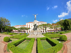O Governo de Minas aprovou, nesta sexta-feira (10), o tombamento do Conjunto Urbano Hidrotermal e Hoteleiro de Poços de Caldas como patrimônio cultural material do Estado. A decisão foi tomada durante a 1ª Reunião Ordinária de 2026 do Conselho Estadual do Patrimônio Cultural (CONEP), realizada de forma híbrida, com participação presencial no município e transmissão on-line.