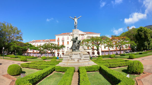 O Governo de Minas aprovou, nesta sexta-feira (10), o tombamento do Conjunto Urbano Hidrotermal e Hoteleiro de Poços de Caldas como patrimônio cultural material do Estado. A decisão foi tomada durante a 1ª Reunião Ordinária de 2026 do Conselho Estadual do Patrimônio Cultural (CONEP), realizada de forma híbrida, com participação presencial no município e transmissão on-line.