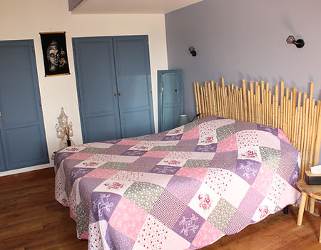 vue d'ensemble du lit avec tête de lit en bambou, armoire bleue — Chambre Zen avec lit double, tête de lit en bambou — O'Phil de Lau, Manciet