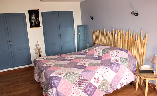vue d'ensemble du lit avec tête de lit en bambou, armoire bleue — Chambre Zen avec lit double, tête de lit en bambou — O'Phil de Lau, Manciet