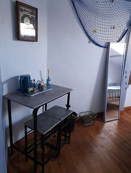Espace repas chambre Marine, lumière naturelle — O'Phil de Lau