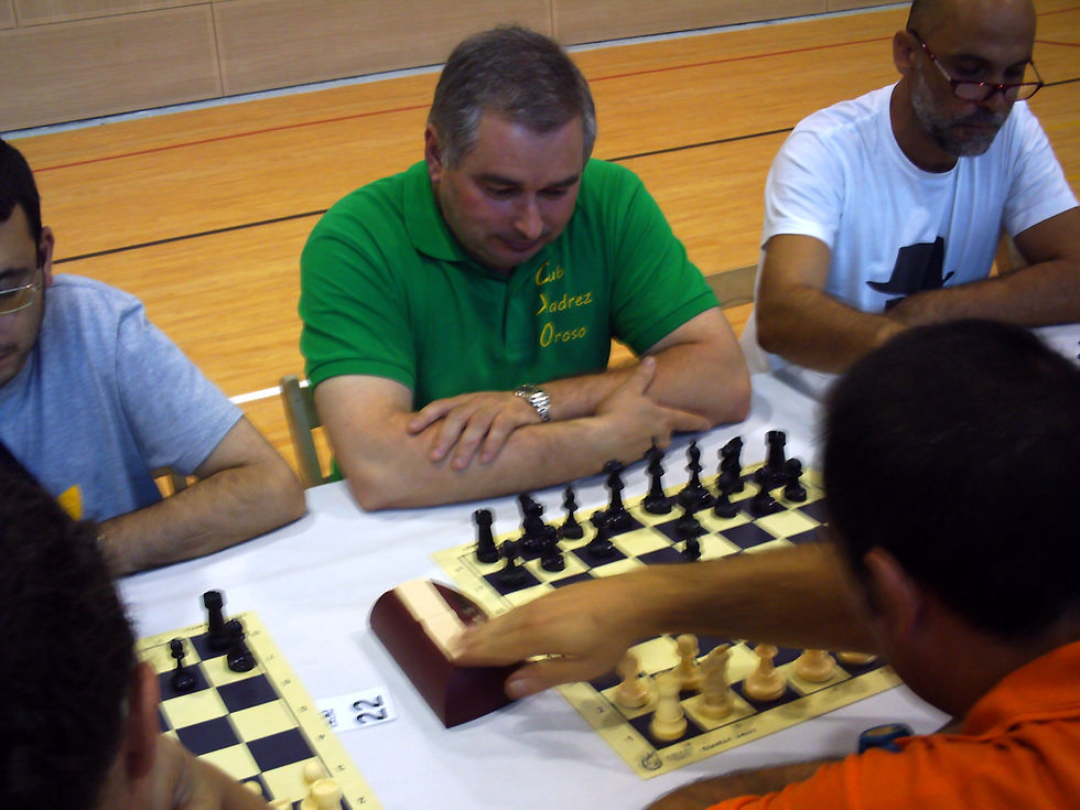 Manuel disfrutando do xadrez