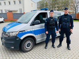 Policjanci pomogli mieszkańcom wydostać się z zagrożonego pożarem budynku mieszkalnego