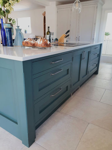 Matthew Kirk Interior handmade bespoke kitchen installed in High Birstwith, Harrogate, North Yorkshire.
In frame shaker style door painted in Little Greene French Grey and Three Farms Green. Appliances for Quooker and Siemens. Marbled quartz worksurfaces and finished with cast iron bar and cup handles.