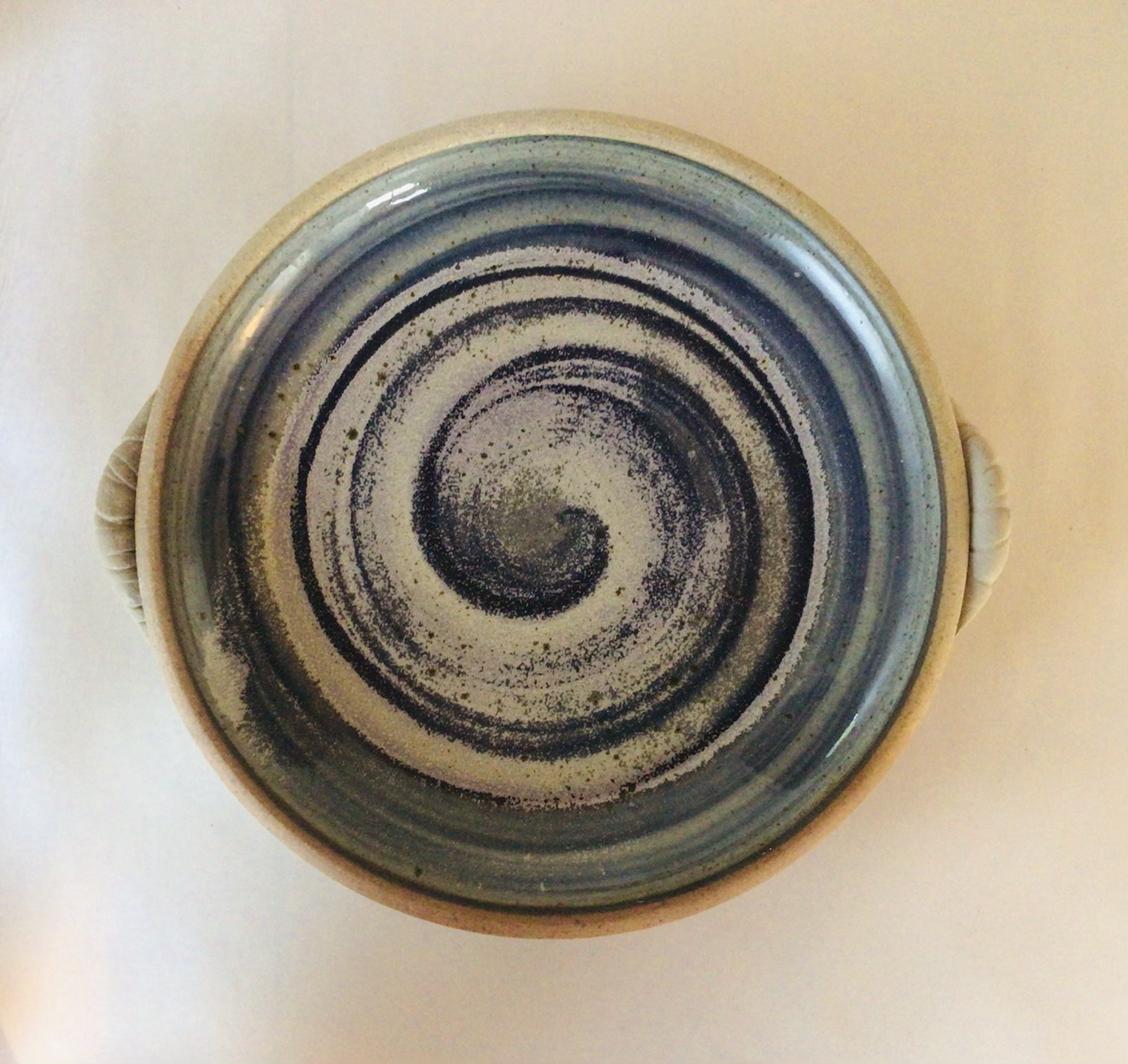 Swirl dish with handles 