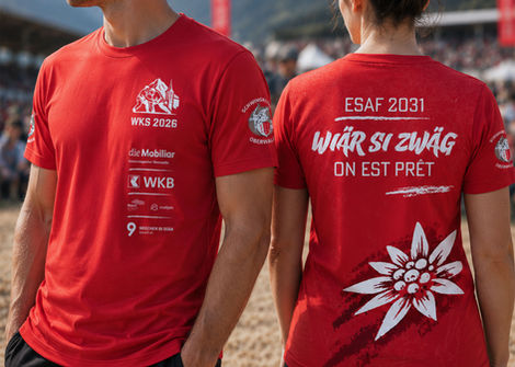Vorder- und Rückansicht des roten Helfer-Shirts des Walliser Kantonalen Schwingfests 2026.