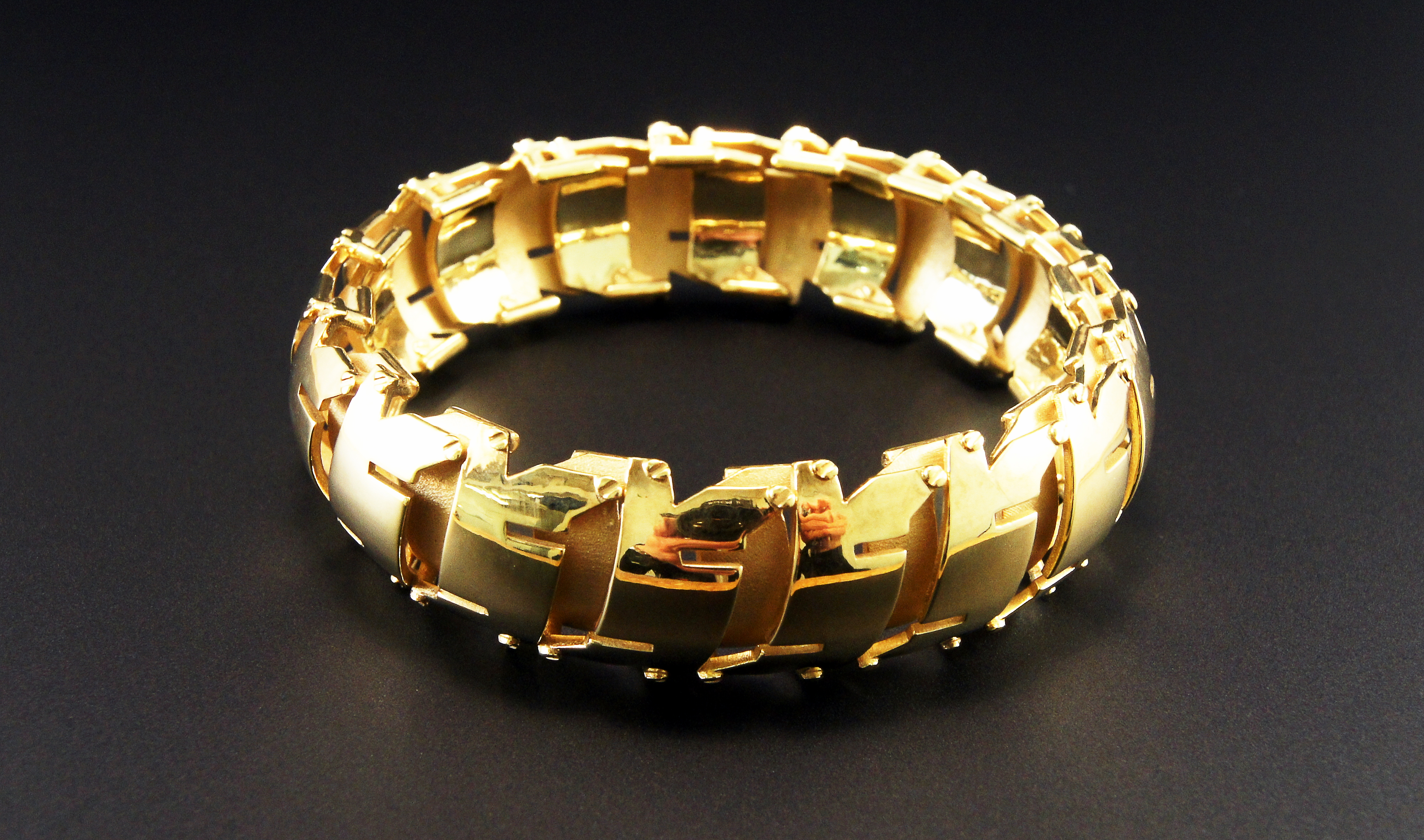 Bond bangle gold