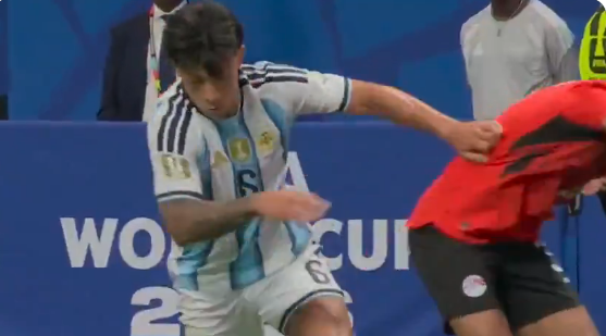 Un gol de Egipto anulado por el VAR y la falta de aplicación de la misma medicina a Argentina ha creado polémicas. Capture X : @MadridSports_