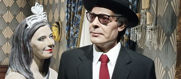 Federico Fellini se muestra