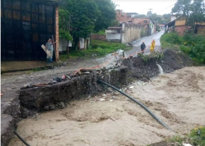 Precisó Defensa Civil que 85 familias han sido reubicadas.