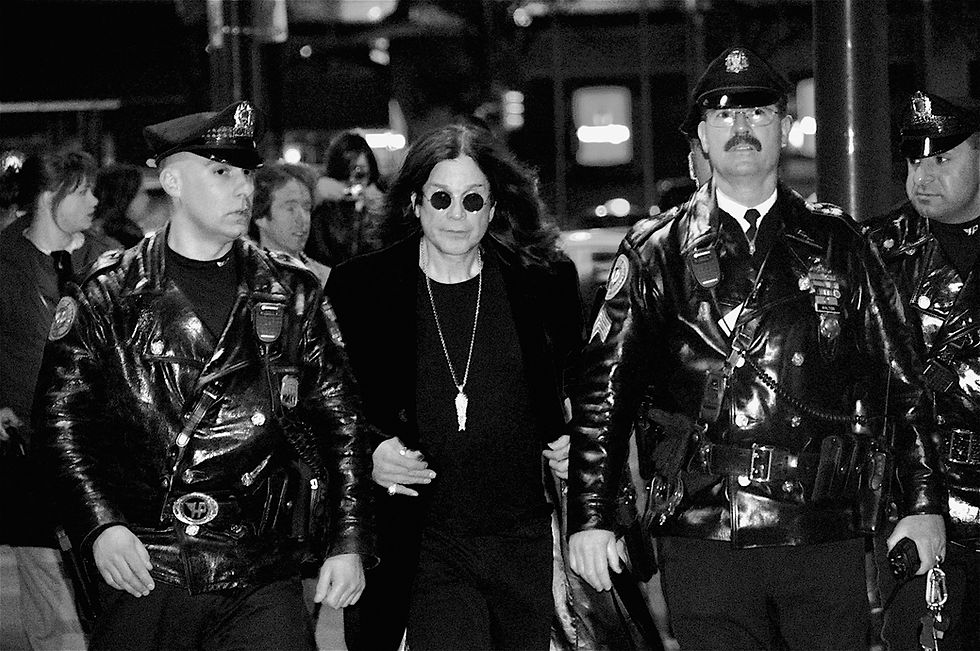 Osbourne, escoltado por policías de Filadelffia, luego de firmar algunas copias de su libro I Am Ozzy el 27 de enero de 2010. Foto: Wikipedia
